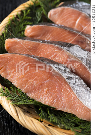 秋天三文魚 25058312