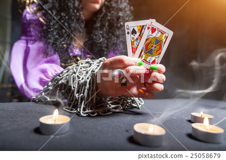 Sorceress telling fortunes 25058679