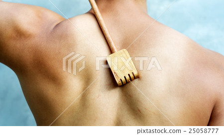 Man scratching his back. 25058777