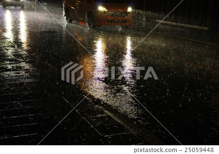 隱藏在雨夜的能見度道路中的風險a 25059448