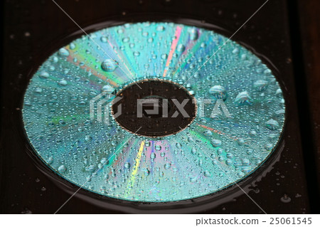 CD在雨中變濕 25061545