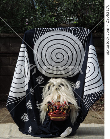 Lion dance (inside the temple of the shrine) Lion dance (inside the temple of the shrine) 25062176