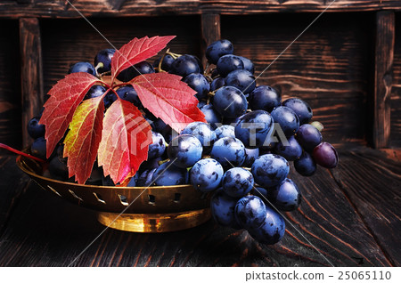 Autumn juicy grapes Autumn juicy grapes 25065110