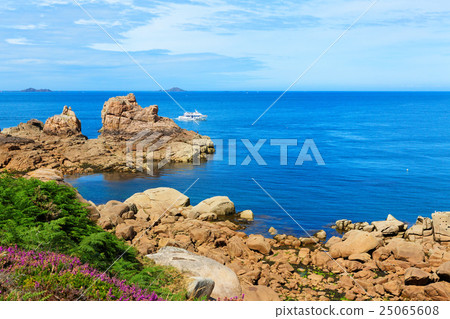 Rose colored granite coast of Plumanac in the Brittany region 25065608
