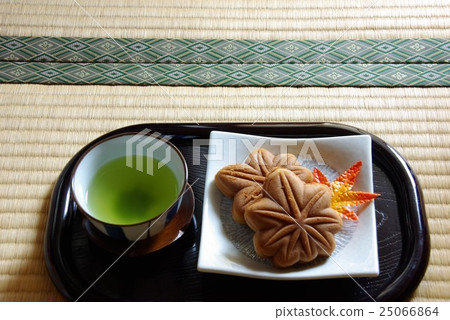 Autumn leaves bun with Japanese style room 25066864