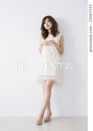 young woman      25067553