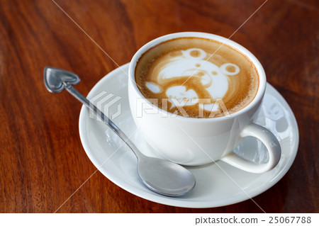 latte art coffee on wood table 25067788