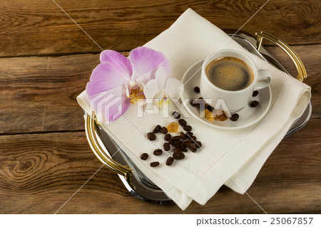 Coffee cup with white and pink orchids 25067857