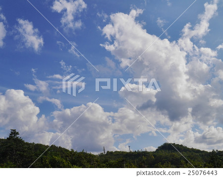 Sky and mountains in Hokkaido in September when autumn gets deeper 25076443