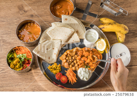 Indian curry meal chapati and curry lunch 25079638