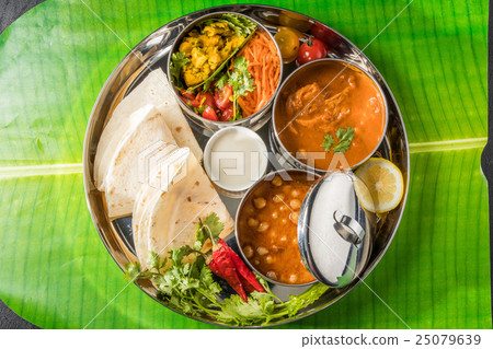 Indian curry meal chapati and curry lunch 25079639