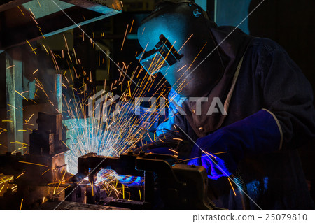 worker with protective mask welding in factory 25079810