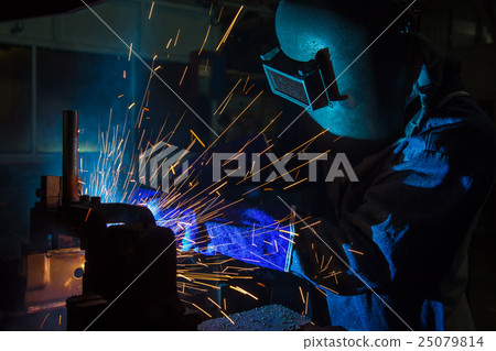 worker with protective mask welding in factory 25079814