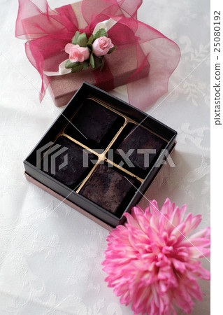 Handmade raw chocolate Handmade raw chocolate 25080192