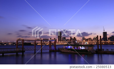 台北市大稻埕遊艇碼頭日落時刻 25080513