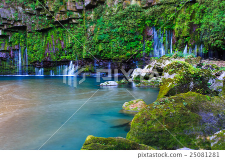 新鮮的綠色鹿兒島的下落的瀑布 25081281