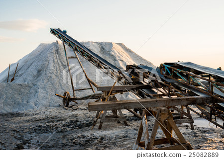 salt extraction by traditional technology 25082889