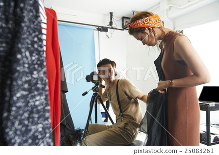 髮型師在拍攝現場 髮型師在拍攝現場 25083261