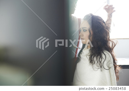模特要做頭髮化妝 模特要做頭髮化妝 25083458