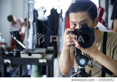 Photographer at shooting site 25083642