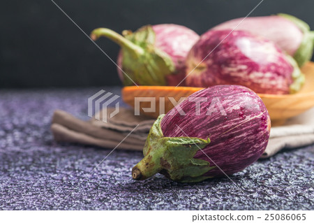Eggplant varieties in wooden bowl Eggplant varieties in wooden bowl 25086065