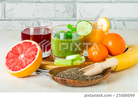 Green, yellow and red beverages Green, yellow and red beverages 25086099