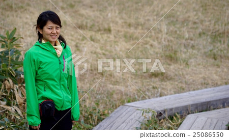 一個女人穿著樹路和戶外服裝 一個女人穿著樹路和戶外服裝 25086550