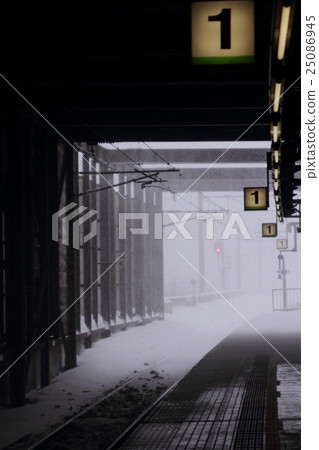 Snowstorm platform Snowstorm platform 25086945