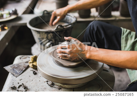 potter's hands shaping soft clay make earthen pot potter's hands shaping soft clay make earthen pot 25087165
