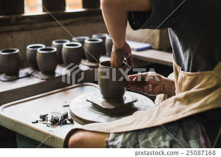 potter's hands shaping soft clay make earthen pot potter's hands shaping soft clay make earthen pot 25087168
