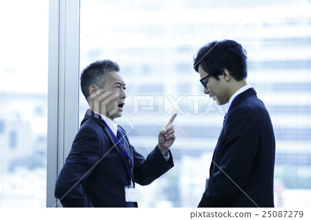 老闆罵他的下屬 25087279