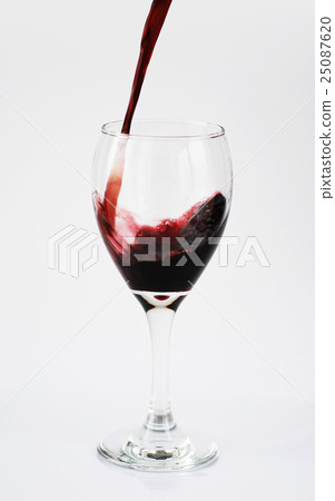 酒倒入一杯 酒倒入一杯 25087620