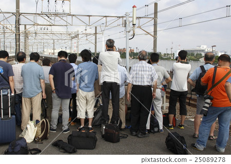 Shooting iron group collecting on the Keiyo line 25089278