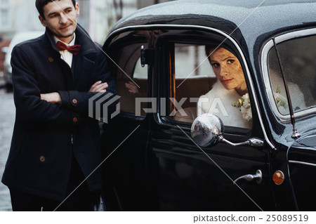 husband standing near the car  25089519