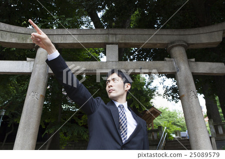 A businessman standing in a shrine 25089579