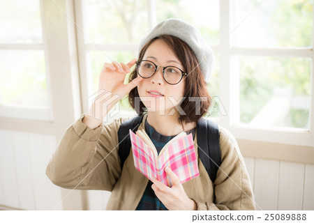 閱讀女性肖像 25089888