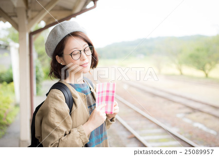 Reading female portrait Reading female portrait 25089957