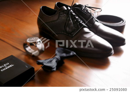 Morning sunrays cover the leather shoes standing Morning sunrays cover the leather shoes standing 25091080