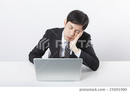 商人在電腦前擔心 商人在電腦前擔心 25091990