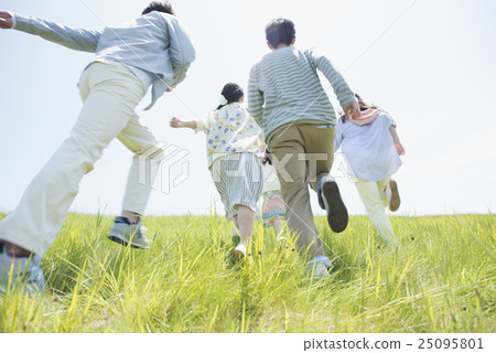 跑在草原的大學生後方 跑在草原的大學生後方 25095801