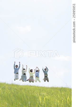 大學生在草地上跳躍 25095851