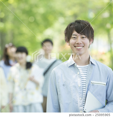 微笑以新綠色的一名大學生 25095905