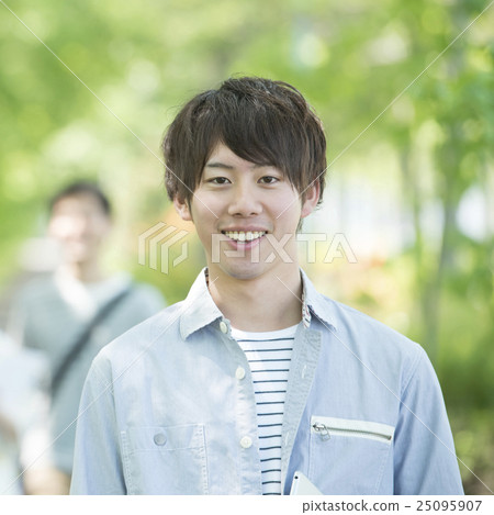微笑以新綠色的一名大學生 25095907