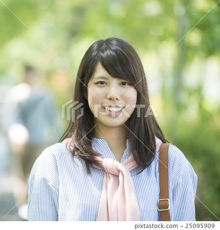 微笑以新綠色的一名大學生 微笑以新綠色的一名大學生 25095909