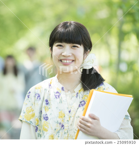 微笑以新綠色的一名大學生 微笑以新綠色的一名大學生 25095910