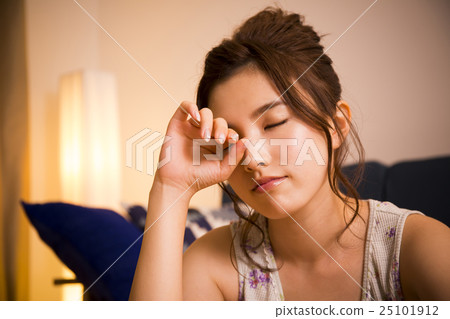 young woman      25101912