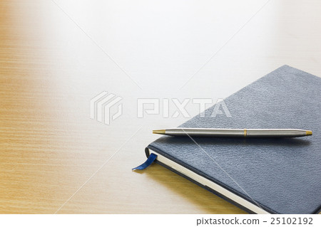Pen on a book 25102192