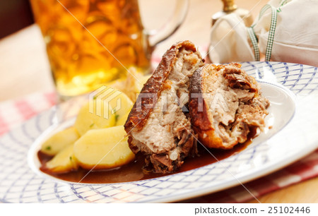 pork with potatoes and beer 25102446