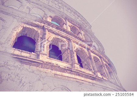 The Colosseum, an important monument The Colosseum, an important monument 25103584