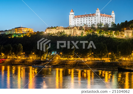 Night view of Bratislava castle in capital city of 25104062